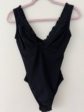 NWOT Karla Coletto Sold Out One Piece Black Ruffle V Neck Underwire swimsuit